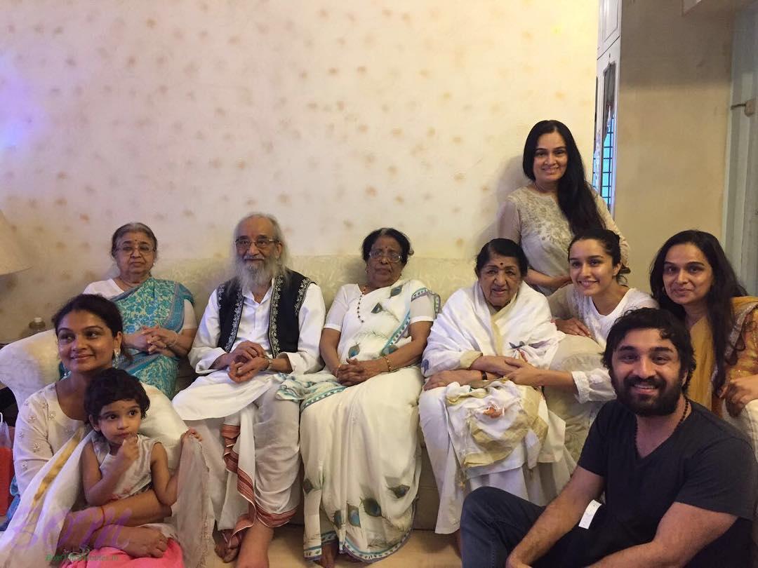 This family picture of Lata Mangeshkar ji with her Guru Ji and elder sisters is so beautiful.