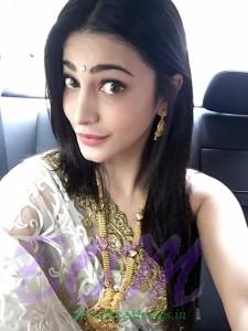 Shruti Haasan latest selfie when going at ISHTARA