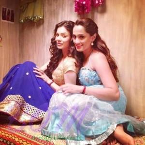 A cute moment of Shweta Pandit with Sara Loren