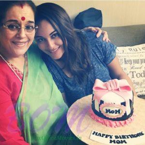 Sonakshi Sinha with Brithday cake for her mother on 10 Oct 2016