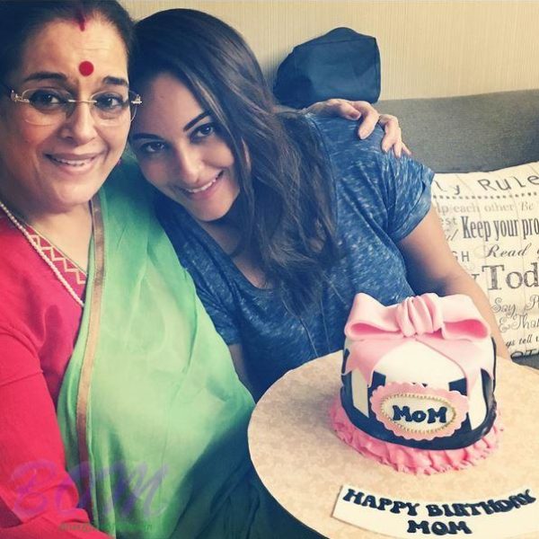 Sonakshi Sinha with Brithday cake for her mother on 10 Oct 2016