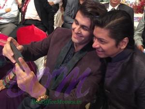 Sonu Nigam clicking a selfie with Shaan
