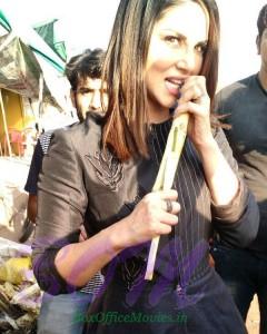 Sunny Leone eating Ghanna