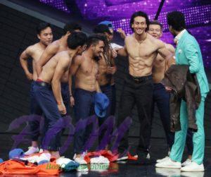 Tiger Shroff showing his awesome body with other dancers