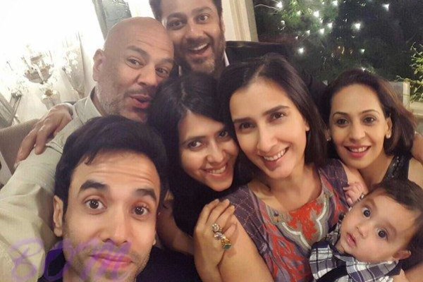 Tusshar Kapoor selfie with Family and Cousins