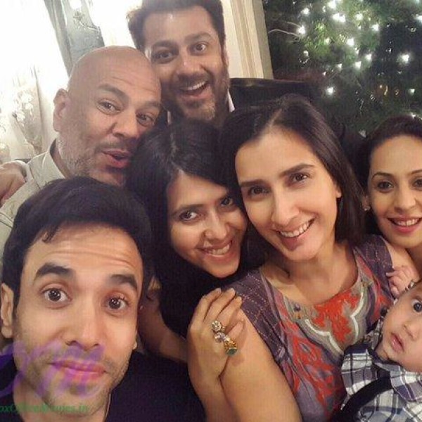 Tusshar Kapoor selfie with Family and Cousins