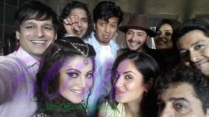 Vivek Oberoi selfie with team Great Grand Masti on the last day of the shoot