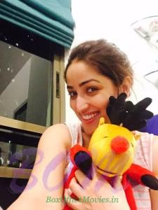 Yami Gautam seflie with Santa Gift in 2015